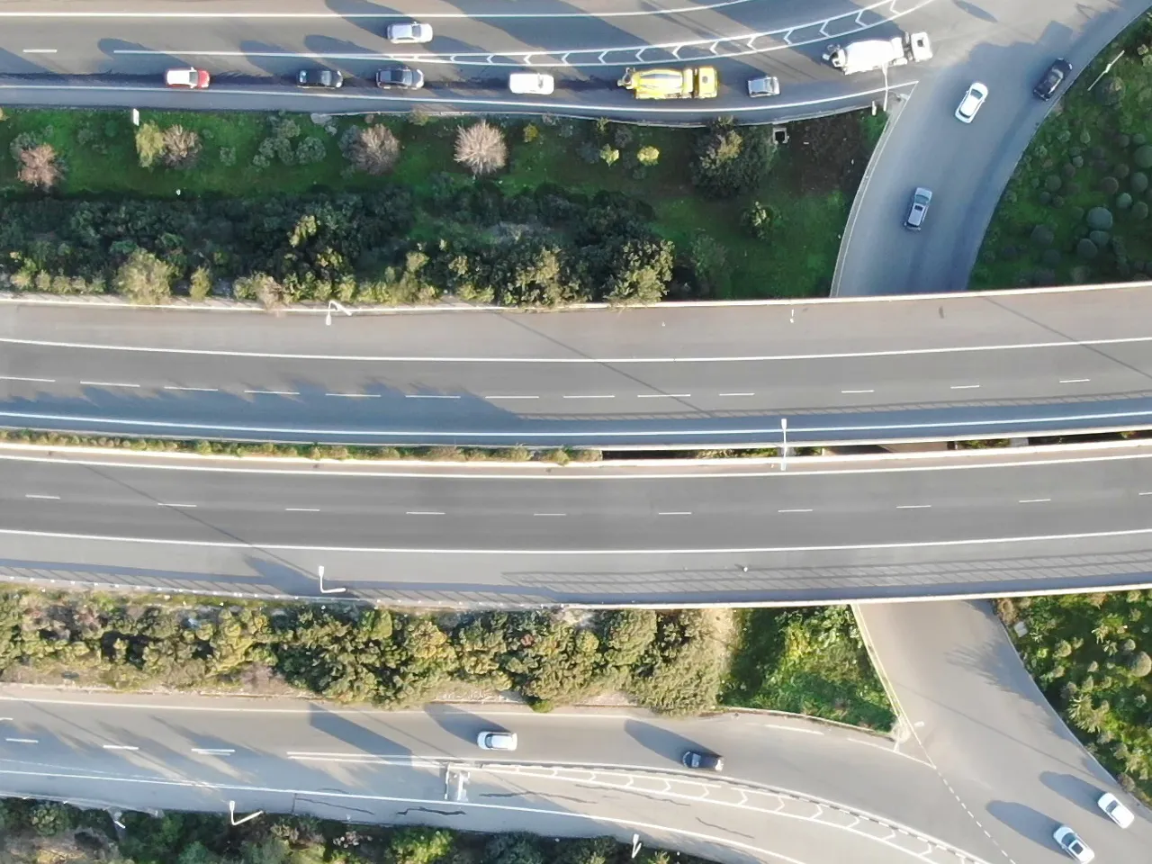 A drone photo of a motorway interchange with slip roads: a part of it with 15 vehicles, and the 14 boxes GPT-6 Luna (high reasoning) returned there.